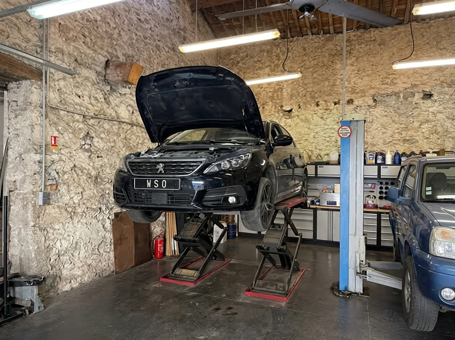 Garage automobile intérieur, murs en pierre apparente